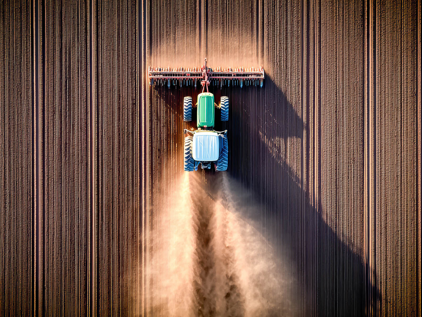 Traktor auf einem Feld nutzt Agrartechnik 