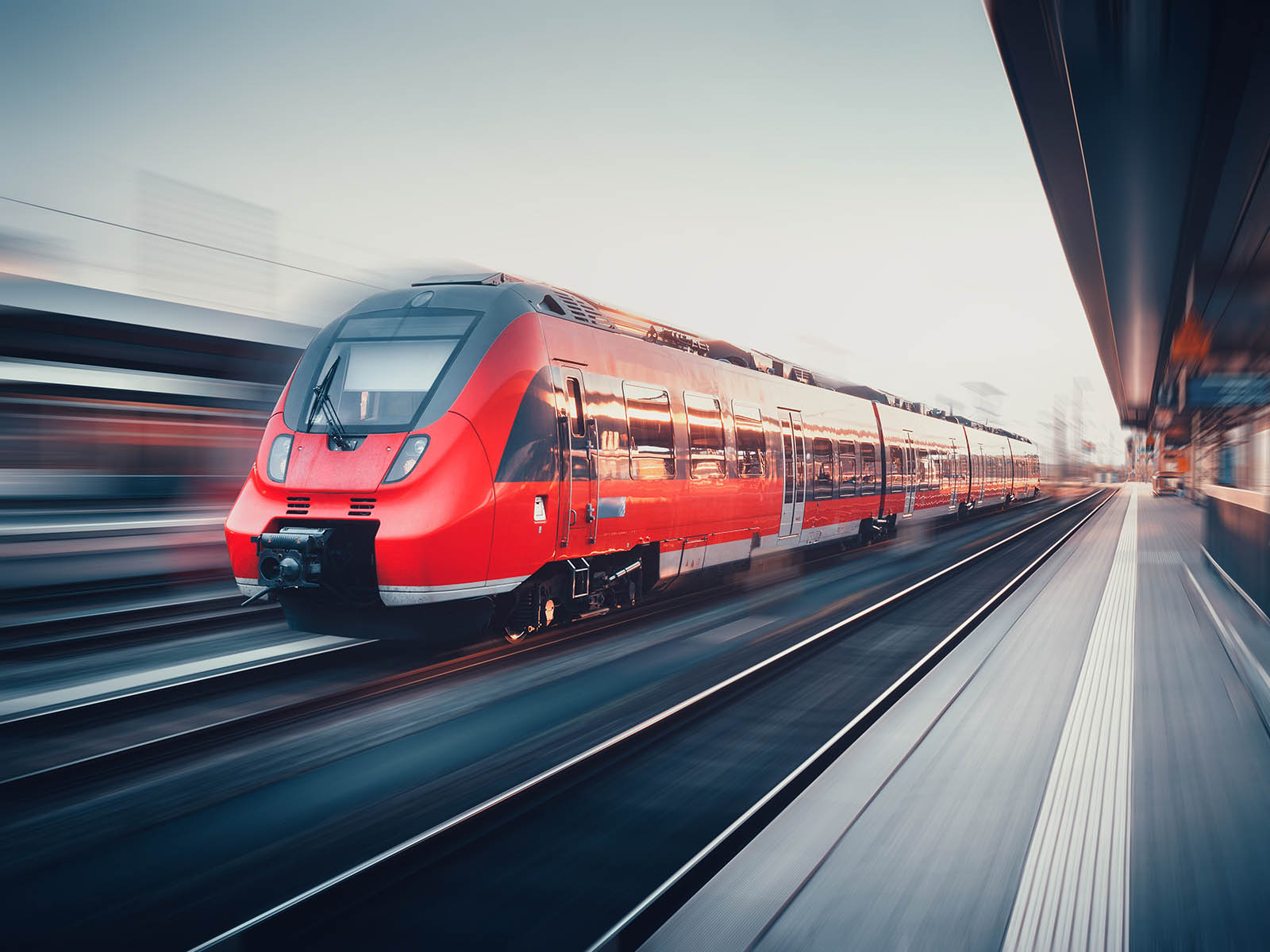 Ein Schienenfahrzeug fährt in den Bahnhof ein