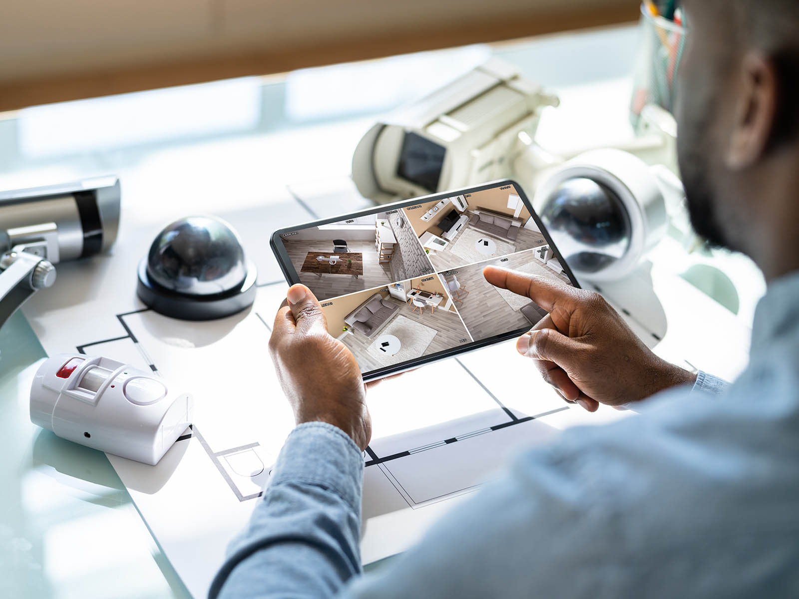 ein Techniker bedient elektronische Geräte mit Feinblechkomponenten 