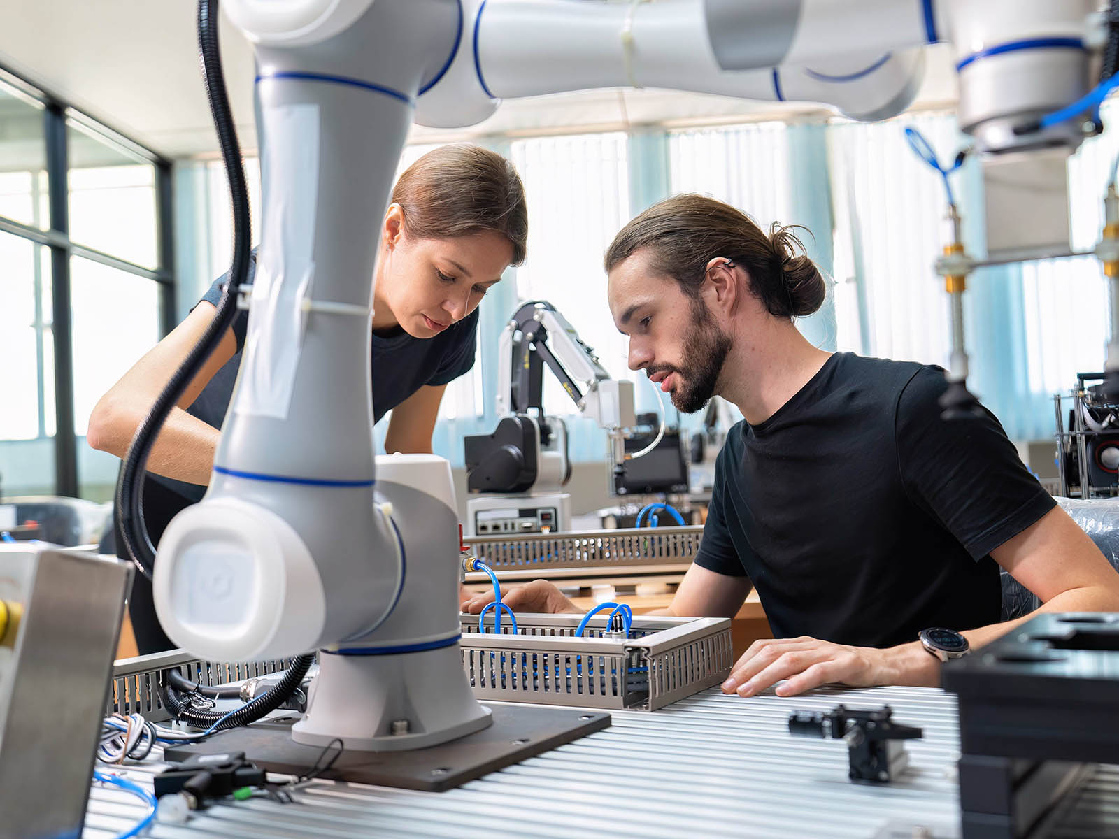 Techniker arbeiten an Fahrzeugelektrik