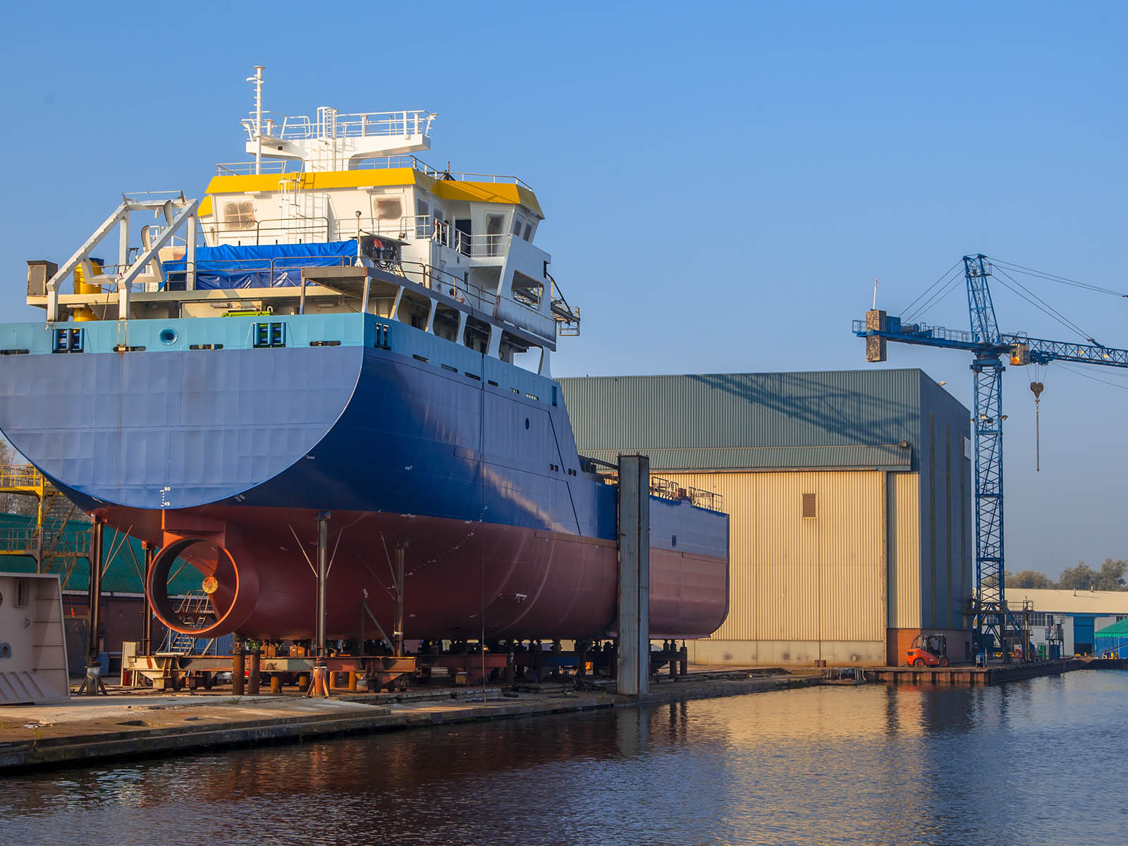 Schiffsbau in einer Werft