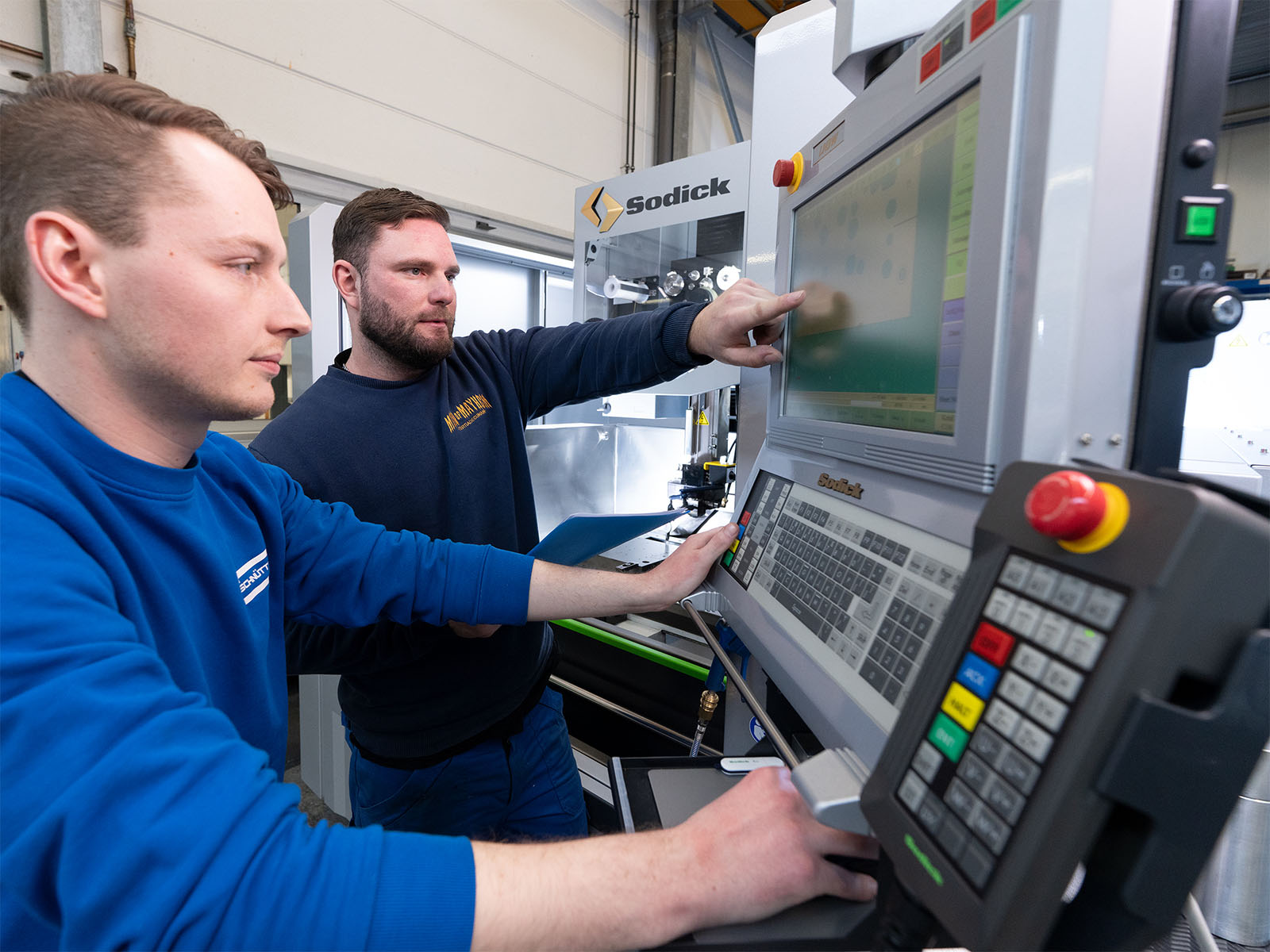 Ein Mitarbeiter von Schnüttgen vor einer Maschine in der Produktion