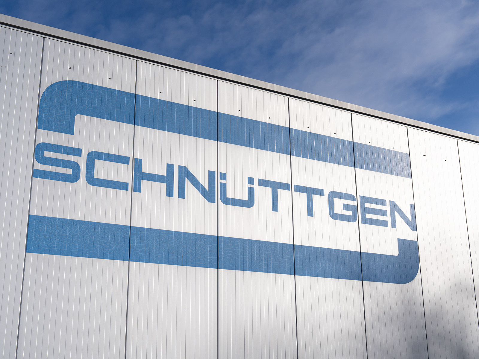 Dir Firma Schnüttgen von Außen in der Dämmerung